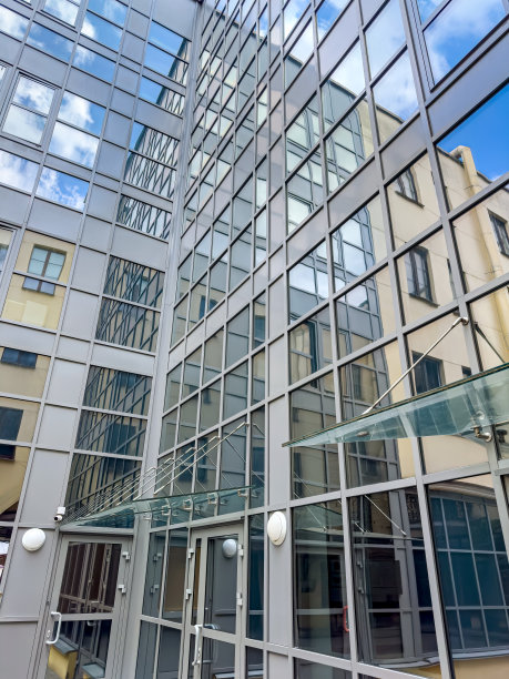 抬头看市中心的商业大楼。现代城市建筑。图片下载