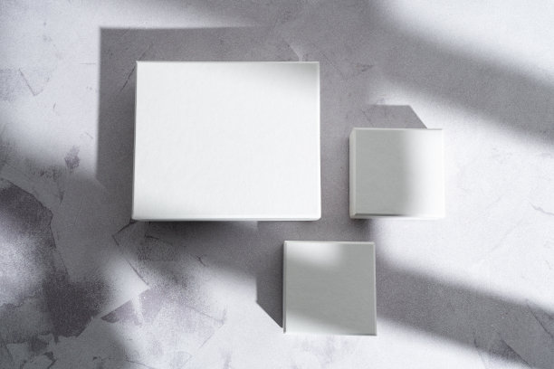 灰色混凝土上的白色方形盒子模型图片下载