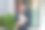 快乐的父亲抱着刚出生的孩子站在房子前面图片下载