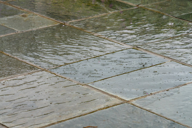 雨中的威尔士绿石板花园天井图片下载