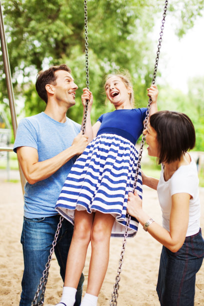 快乐的家庭玩得开心图片下载