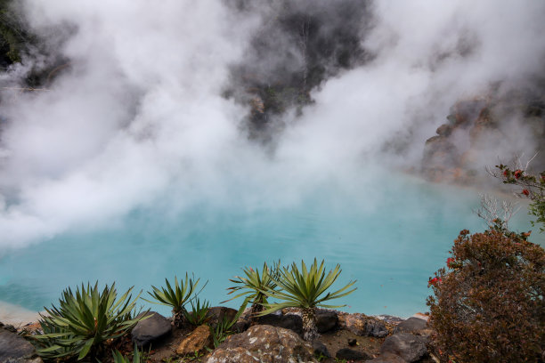 乌米池国碧水温泉。日本大分市别府的八大温泉之一是旅游景点的地标。图片下载