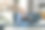 美丽的高级妇女使用耳机和笔记本电脑在家里的客厅视频对话。图片下载