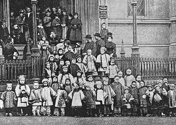 在旧金山的一所中文学校，一群孩子和老师在门口图片下载