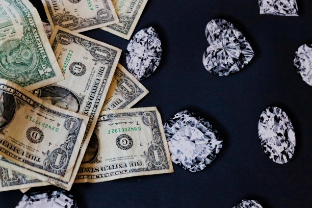 美元钞票在黑色的背景与钻石图片下载