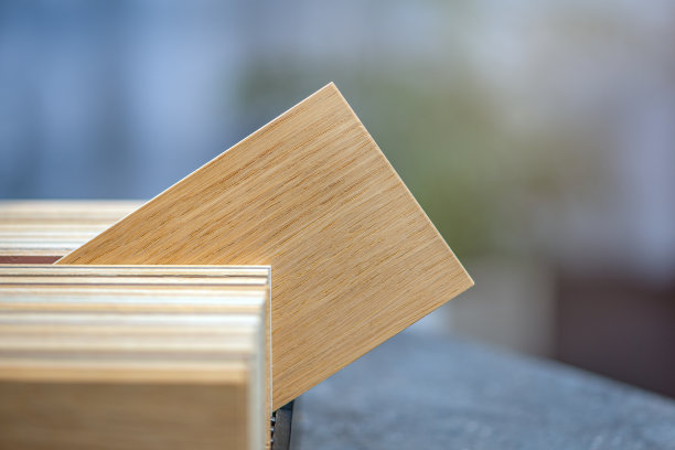 木材样本。一个盒子，里面有不同种类和色调的木材样本，高质量的照片，还有文字的空间。家具制作理念图片下载