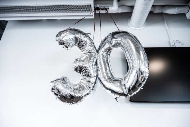 办公室里纪念30岁生日的银色气球……图片下载