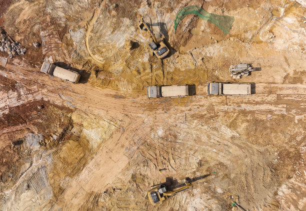 挖土机用抓斗起重机从货车上卸下沙子图片下载