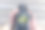 一名男子用老式取景器相机拍摄了一条穿过大自然的小路。图片下载
