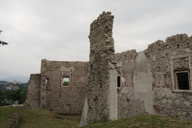 阿罗纳城堡的废墟图片下载