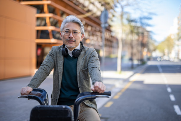 积极的年长男子与电动自行车图片下载