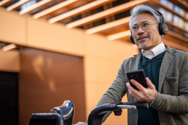 积极的年长男子与电动自行车图片下载