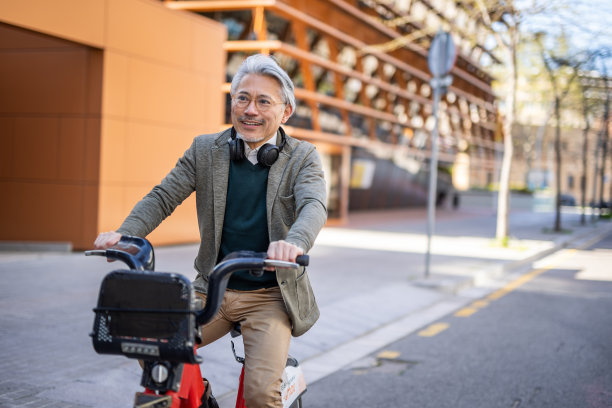 积极的年长男子与电动自行车图片下载