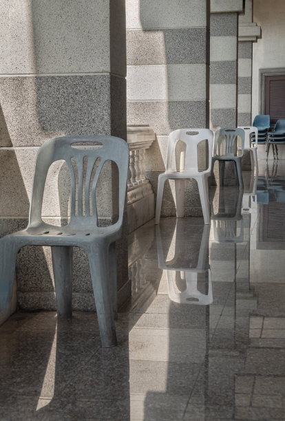 光影的透视反射到塑料椅子上。图片下载