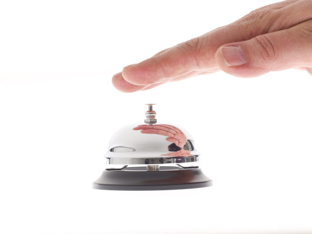 一个男人的手摇着接待铃图片下载