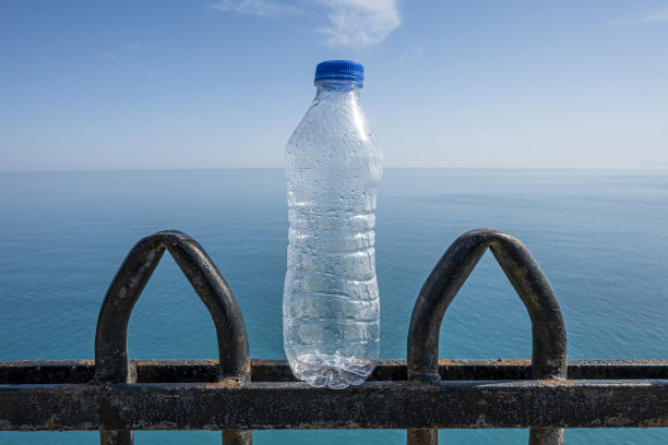 海边地上的水瓶图片下载