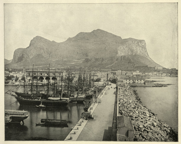 船停泊在巴勒莫港，佩莱格里诺山在背景，西西里岛，意大利，古董照片图片下载