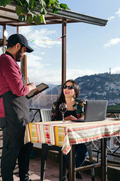 服务员从餐厅给一个女孩点餐图片下载