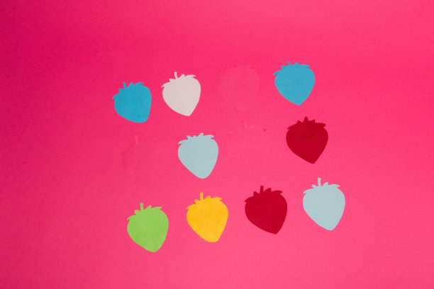 彩色的纸草莓在粉红色的背景，创意的夏季设计，新鲜的有机食品图片下载