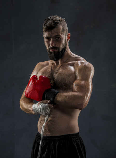 鲍克瑟双手缠着胶带准备打架图片下载