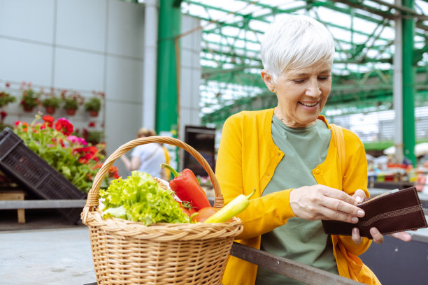 老女人买新鲜的，从钱包里拿现金图片下载