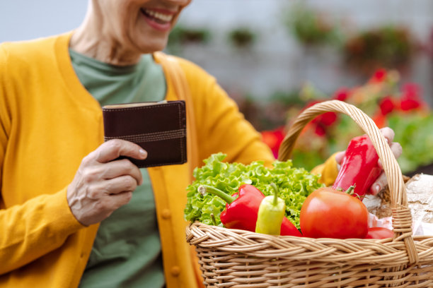 老女人买新鲜的，从钱包里拿现金图片下载