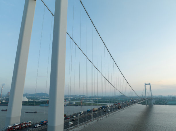 河上的交通桥图片下载