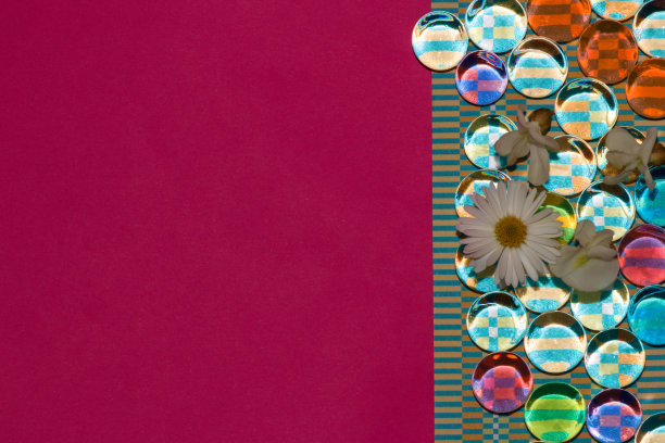 彩色复古粉彩壁纸，玻璃珠反映颜色和花朵头部和花瓣，除了粉色背景作为拷贝空间，创意夏季设计图片下载