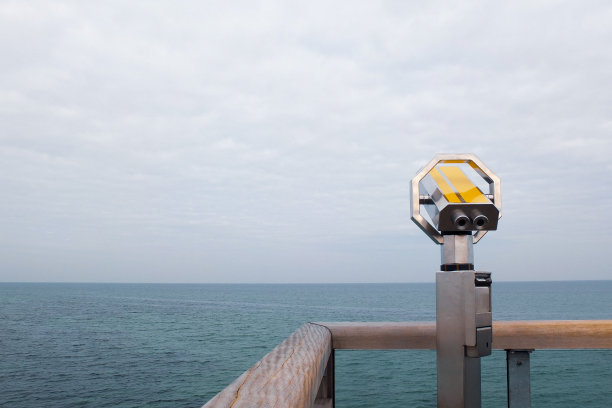 波罗的海海岸上的一对硬币双筒望远镜图片下载