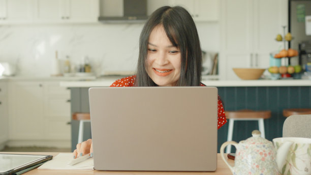 成熟的成年亚洲女性混合在家工作，视频通话的概念图片下载