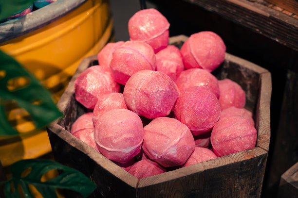 手工化妆品，盐香味的浴弹。图片下载