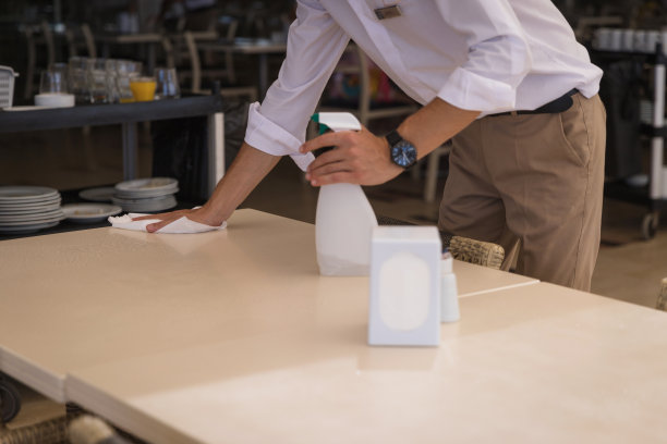 服务员擦桌子图片下载