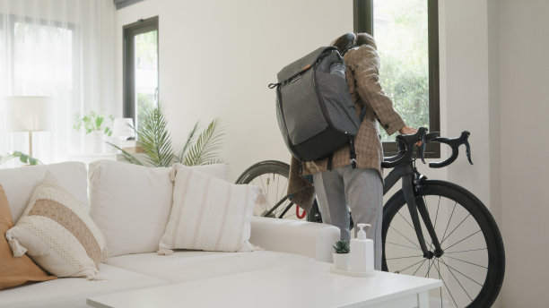 年轻的亚洲女商人准备在家骑自行车上班。业务通勤。图片下载