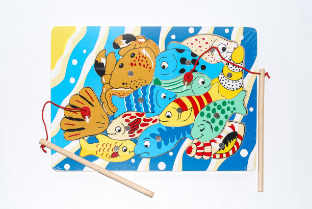 木制婴儿玩具，儿童孤立在白色背景。鱼和鱼竿的马赛克。图片下载