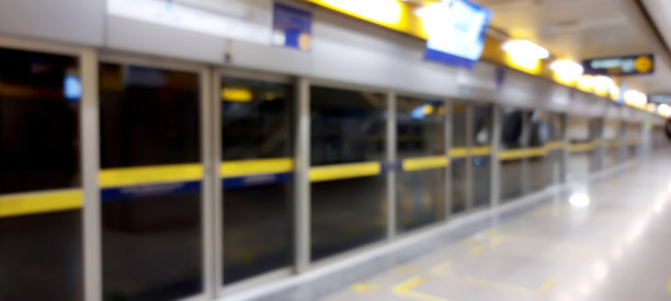 模糊的看法，地铁车站在曼谷，泰国。地铁是探索和发现曼谷城市最有效的方式之一。大众运输工具的背景。图片下载