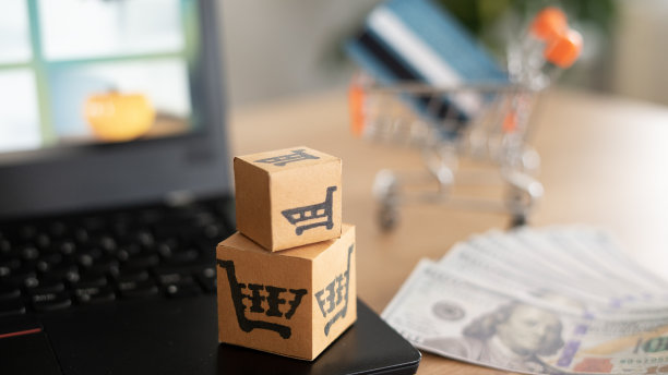 网上购物时，信用卡和现金放在桌子上图片下载