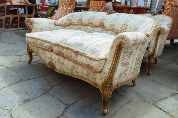 阿雷佐古董跳蚤市场上的旧家具沙发图片下载