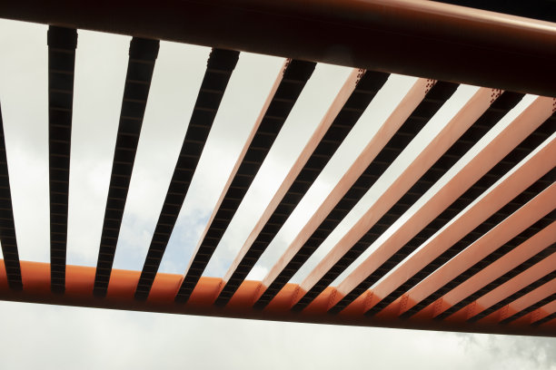 建筑细节。现代钢结构。桥的一部分。图片下载