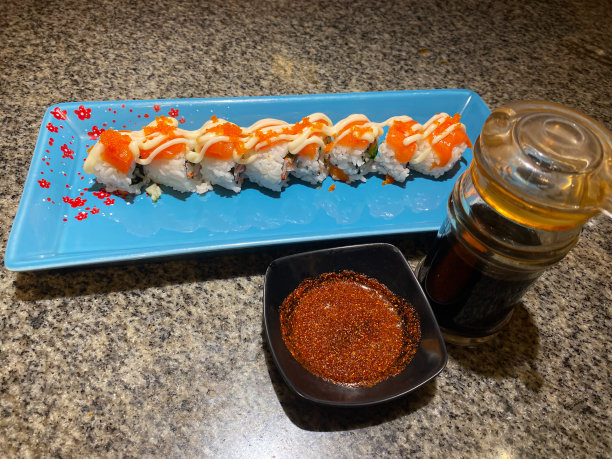 寿司，美味的日本食物。含有米饭、鲑鱼肉和海藻。佐以鲜鱼酱或蚝油图片下载