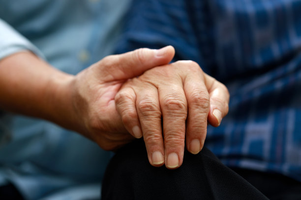 一对老年夫妇的特写镜头，他们手牵着手，互相支持图片下载