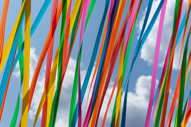 五彩的彩带在风中映着天空图片下载