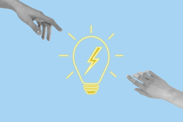 手伸向发光的灯泡。头脑风暴，团队合作，协作，寻找和产生解决方案或好主意的概念在蓝色的背景。图片下载