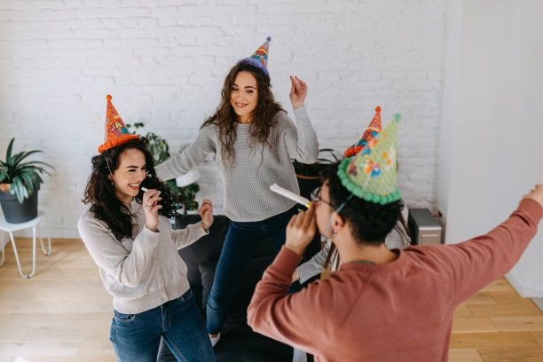 庆祝生日的年轻人图片下载