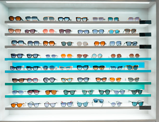 在架子上一排排摆放着几只玻璃杯的陈列柜图片下载