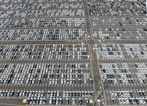 商用车大型停车场图片下载