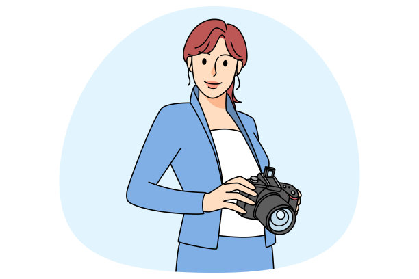 微笑的女摄影师拿着相机图片下载