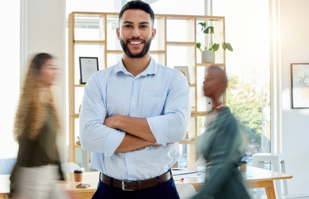 肖像，商人和工作繁忙的办公楼或公司的会议室或公司带着微笑。快乐，工人或雇员，首席执行官或领导或经理在工作计划，战略或创新。图片下载