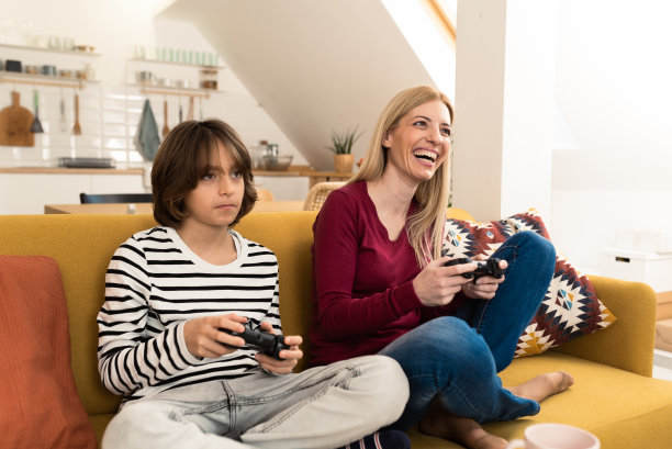 男孩和他妈妈一起玩游戏图片下载