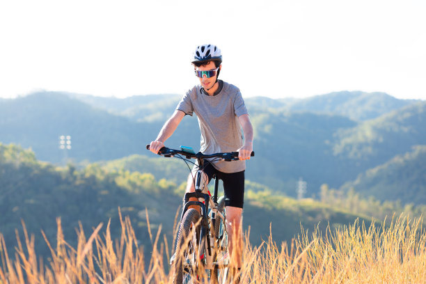 骑山地车的人图片下载