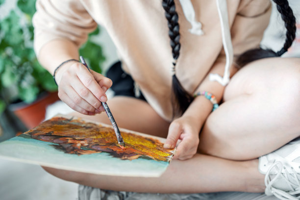 女艺术家在工作室的手绘特写图片下载